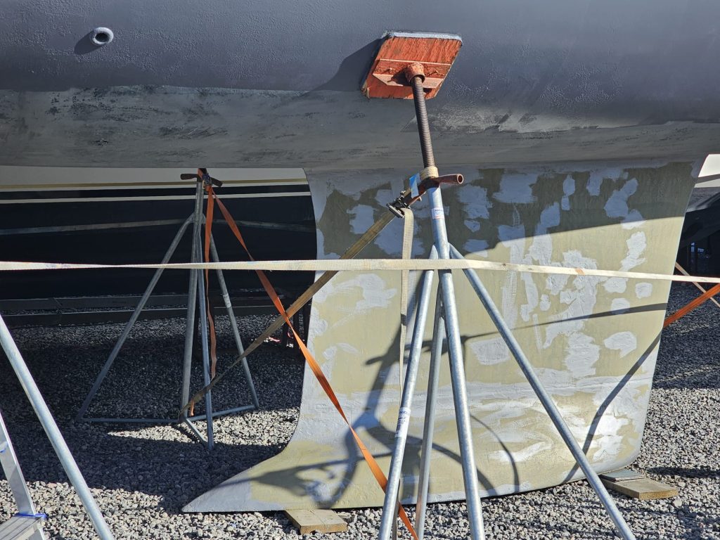 Rengjøring av skroget, primer på kjølen og nytt bunnstoff (2)