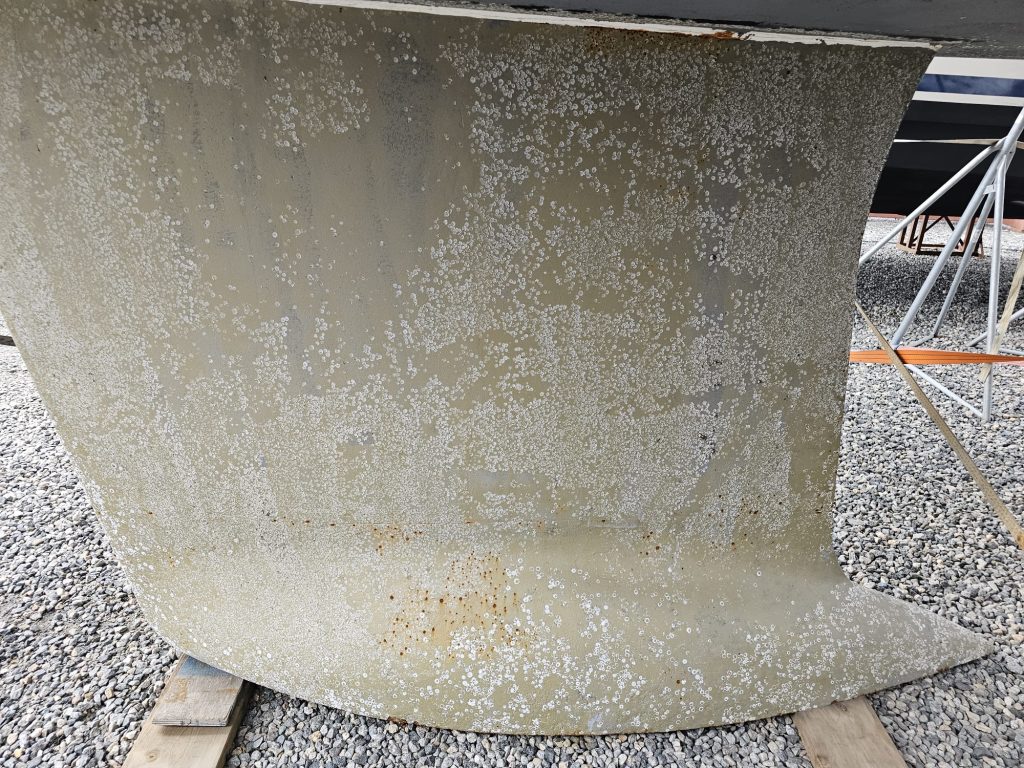 Rengjøring av skroget, primer på kjølen og nytt bunnstoff (3)